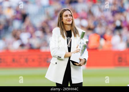 BARCELONA - 28. AUGUST: Alexia Putellas wurde vor dem LaLiga-Spiel zwischen dem FC Barcelona und Real Valladolid mit dem UEFA Women's Player of the Year Award ausgezeichnet Stockfoto