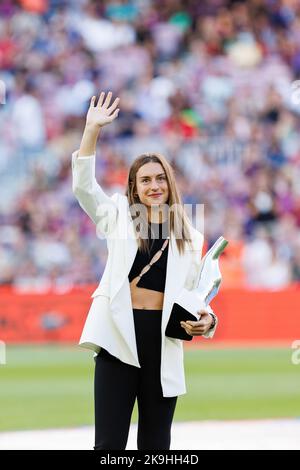 BARCELONA - 28. AUGUST: Alexia Putellas wurde vor dem LaLiga-Spiel zwischen dem FC Barcelona und Real Valladolid mit dem UEFA Women's Player of the Year Award ausgezeichnet Stockfoto