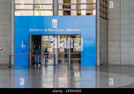 MADRID, SPANIEN - 5. OKTOBER 2021: Eintritt in den Gemeinderatsausschuss des Distrikts Moncloa-Aravaca in Madrid, Spanien Stockfoto