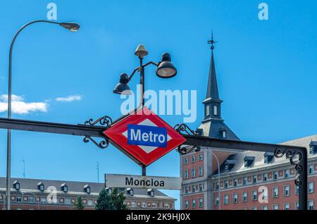 MADRID, SPANIEN – 5. OKTOBER 2021: Metro-Schild Madrid an der U-Bahnstation Moncloa Stockfoto