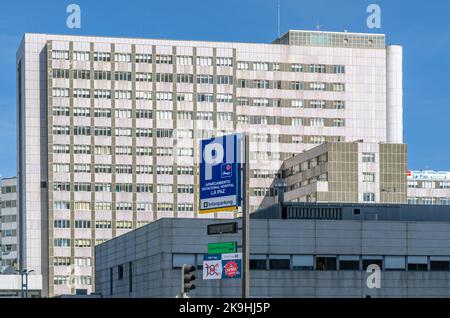 MADRID, SPANIEN - 6. OKTOBER 2021: Parkschild am Eingang zum Parkplatz des La Paz Krankenhauses in Madrid, Spanien Stockfoto