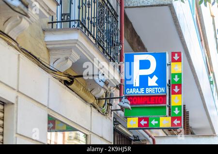 MADRID, SPANIEN - 5. OKTOBER 2021: Eingang zu einem Parkplatz in Madrid, Spanien Stockfoto