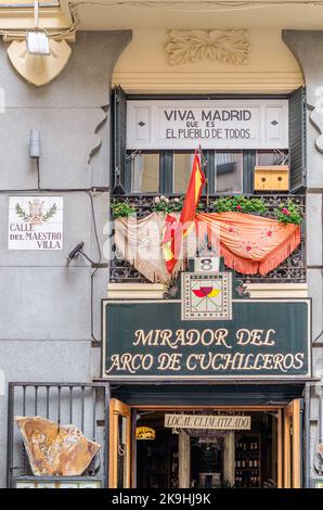 MADRID, SPANIEN - 4. OKTOBER 2021: Fassade des Restaurants Mirador del Arco de Cuchilleros, traditionelles Restaurant in Madrid, Spanien Stockfoto