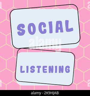 Textschild mit Social Listening. Internetkonzept Rechtsinstrument für die Umverteilung von Software-Frauen mit Blank und Crumpled Papers Stockfoto