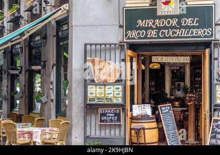 MADRID, SPANIEN - 4. OKTOBER 2021: Fassade des Restaurants Mirador del Arco de Cuchilleros, traditionelles Restaurant in Madrid, Spanien Stockfoto