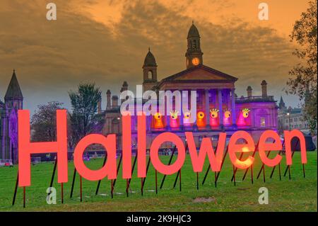 Paisley, Schottland, Großbritannien 28.. Oktober 2022. Das jährliche Paisley Halloween Festival findet in Paisleys historischem Stadtzentrum statt und wird mit seinen Acts und der fast schon fast angekündigten Farbenverehrung als gruselige Veranstaltung als das beste in Großbritannien gefeiert. Credit Gerard Ferry/Alamy Live News Stockfoto