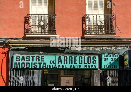 MADRID, SPANIEN - 5. OKTOBER 2021: Fassade einer alten Schneiderei in Madrid, Spanien Stockfoto