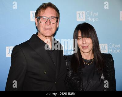 27. Oktober 2022 – Los Angeles, Kalifornien – Dr. Lawrence Piro und Co-President von Republic Records Wendy Goldstein. Die Spirit of Life-Gala der Stadt Hope 2022. Stockfoto