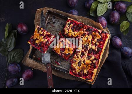 Traditionelle hausgemachte deutsche Zwetschenkuchen mit geschnittenen Pflaumen serviert als Draufsicht auf einem Backblech rustikalen Stil Draufsicht Stockfoto