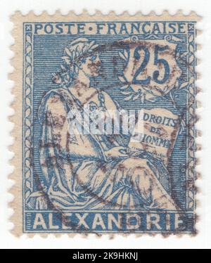 ALEXANDRIA - 1903: Eine blaue Briefmarke mit 25 Rappen, die die Allegorie „die Rechte des Menschen“ darstellt. Standardausgabe 'Mouchon', entworfen von Louis-Eugène Mouchon. Französischer Maler, Grafiker, Medaillengewinnerin, Kupferstecher und Bildhauer Stockfoto