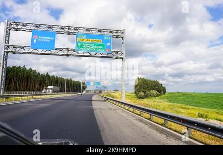 Moskau, Russland - 12. Juli 2022: TSKAD-Mautstraße. Russische Autobahn mit Schildern und Ausfahrten Stockfoto