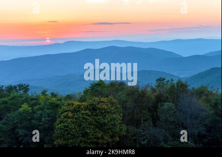 Das Bild zeigt einen atemberaubenden Sonnenuntergang über den Blue Ridge Mountains im Shenandoah National Park, Virginia. Stockfoto