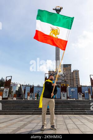 Kiew, Ukraine. 28. Oktober 2022. Ein Iraner, der während der Demonstration mit einer ukrainischen Flagge gehüllt war, hielt eine iranische Flagge. Die iranische Diaspora in der Ukraine protestierte gegen die Beteiligung des Iran an der russischen Aggression. Vertreter der iranischen Gemeinschaft in der Ukraine erklärten, dass sie sich gegen das Vorgehen der iranischen Behörden aussprechen, die Putins diktatorisches Regime im Krieg gegen die Ukraine unterstützen. Kredit: SOPA Images Limited/Alamy Live Nachrichten Stockfoto