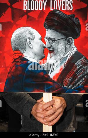 Kiew, Ukraine. 28. Oktober 2022. Ein Mann hält während der Demonstration ein Plakat des russischen Präsidenten Wladimir Putin und des iranischen Obersten Herrschers Ali Khamenei mit den Worten „Blutige Liebhaber“. Die iranische Diaspora in der Ukraine protestierte gegen die Beteiligung des Iran an der russischen Aggression. Vertreter der iranischen Gemeinschaft in der Ukraine erklärten, dass sie sich gegen das Vorgehen der iranischen Behörden aussprechen, die Putins diktatorisches Regime im Krieg gegen die Ukraine unterstützen. Kredit: SOPA Images Limited/Alamy Live Nachrichten Stockfoto