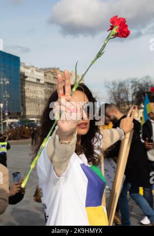 Kiew, Ukraine. 28. Oktober 2022. Eine iranische Frau hält während der Demonstration eine scharlachrote Nelke. Die iranische Diaspora in der Ukraine protestierte gegen die Beteiligung des Iran an der russischen Aggression. Vertreter der iranischen Gemeinschaft in der Ukraine erklärten, dass sie sich gegen das Vorgehen der iranischen Behörden aussprechen, die Putins diktatorisches Regime im Krieg gegen die Ukraine unterstützen. Kredit: SOPA Images Limited/Alamy Live Nachrichten Stockfoto