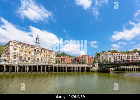 Bilbao, Spanien. 6. August 2022. Panoramablick auf das Rathaus, das im Jugendstil erbaut und 1892 von Joaquín Rucoba fertiggestellt wurde Stockfoto