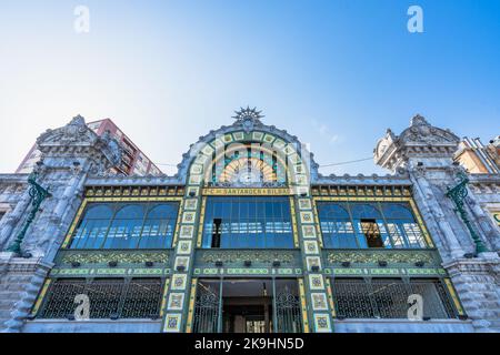 Bilbao, Spanien. 6. August 2022. Fassade der eisenbahnlinie Estación de La Concordia zwischen Santander und Bilbao Stockfoto