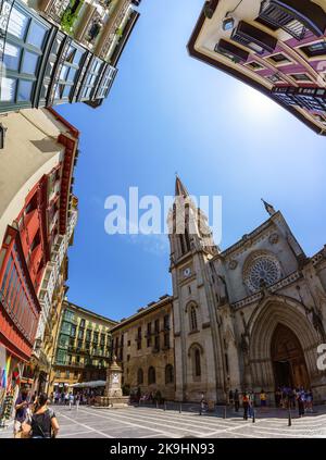 Bilbao, Spanien. 6. August 2022. Vertikale Panoramasicht auf den Domplatz von Bilbao im alten Teil Stockfoto