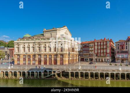 Bilbao, Spanien. 6. August 2022. Arriaga Theater am Fluss Nervión. Es wurde 1890 vom Architekten Joaquín Rucoba im neobarocken Stil erbaut Stockfoto