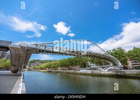 Bilbao, Spanien. 08.07.2022. Die Weiße Brücke Zubizuri ist eine Brücke über den Fluss Nervión Ría de Bilbao, die von Santiago Calatrava entworfen und 1997 eröffnet wurde Stockfoto