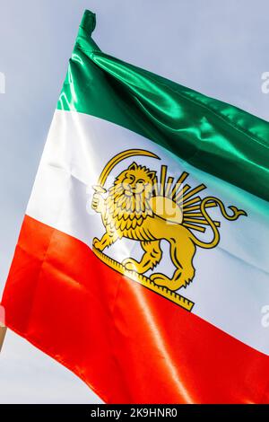 Kiew, Ukraine. 28. Oktober 2022. Während der Demonstration ist eine iranische Flagge am Himmel der Ukraine zu sehen. Die iranische Diaspora in der Ukraine protestierte gegen die Beteiligung des Iran an der russischen Aggression. Vertreter der iranischen Gemeinschaft in der Ukraine erklärten, dass sie sich gegen das Vorgehen der iranischen Behörden aussprechen, die Putins diktatorisches Regime im Krieg gegen die Ukraine unterstützen. (Foto von Mykhaylo Palinchak/SOPA Images/Sipa USA) Quelle: SIPA USA/Alamy Live News Stockfoto