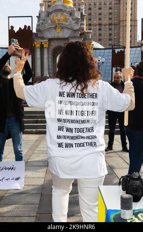 Kiew, Ukraine. 28. Oktober 2022. Eine junge Frau aus der iranischen Gemeinschaft in der Ukraine trägt während der Demonstration ein T-Shirt mit der Aufschrift „We win together“. Die iranische Diaspora in der Ukraine protestierte gegen die Beteiligung des Iran an der russischen Aggression. Vertreter der iranischen Gemeinschaft in der Ukraine erklärten, dass sie sich gegen das Vorgehen der iranischen Behörden aussprechen, die Putins diktatorisches Regime im Krieg gegen die Ukraine unterstützen. (Foto von Mykhaylo Palinchak/SOPA Images/Sipa USA) Quelle: SIPA USA/Alamy Live News Stockfoto