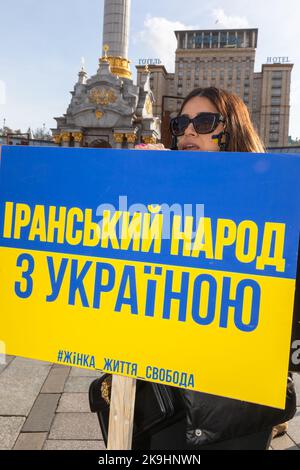 Kiew, Ukraine. 28. Oktober 2022. Während der Demonstration wird eine junge Frau aus der iranischen Gemeinschaft mit einem Plakat mit der Aufschrift „iranisches Volk mit der Ukraine“ gesehen. Die iranische Diaspora in der Ukraine protestierte gegen die Beteiligung des Iran an der russischen Aggression. Vertreter der iranischen Gemeinschaft in der Ukraine erklärten, dass sie sich gegen das Vorgehen der iranischen Behörden aussprechen, die Putins diktatorisches Regime im Krieg gegen die Ukraine unterstützen. (Foto von Mykhaylo Palinchak/SOPA Images/Sipa USA) Quelle: SIPA USA/Alamy Live News Stockfoto