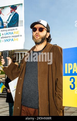 Kiew, Ukraine. 28. Oktober 2022. Während der Demonstration wird ein Mann mit Antikriegsplakaten gesehen. Die iranische Diaspora in der Ukraine protestierte gegen die Beteiligung des Iran an der russischen Aggression. Vertreter der iranischen Gemeinschaft in der Ukraine erklärten, dass sie sich gegen das Vorgehen der iranischen Behörden aussprechen, die Putins diktatorisches Regime im Krieg gegen die Ukraine unterstützen. (Foto von Mykhaylo Palinchak/SOPA Images/Sipa USA) Quelle: SIPA USA/Alamy Live News Stockfoto