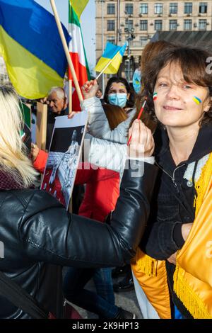 Kiew, Ukraine. 28. Oktober 2022. Während der Demonstration malt eine junge Demonstratorin ukrainische und iranische Flagge auf beide Wangen. Die iranische Diaspora in der Ukraine protestierte gegen die Beteiligung des Iran an der russischen Aggression. Vertreter der iranischen Gemeinschaft in der Ukraine erklärten, dass sie sich gegen das Vorgehen der iranischen Behörden aussprechen, die Putins diktatorisches Regime im Krieg gegen die Ukraine unterstützen. (Foto von Mykhaylo Palinchak/SOPA Images/Sipa USA) Quelle: SIPA USA/Alamy Live News Stockfoto