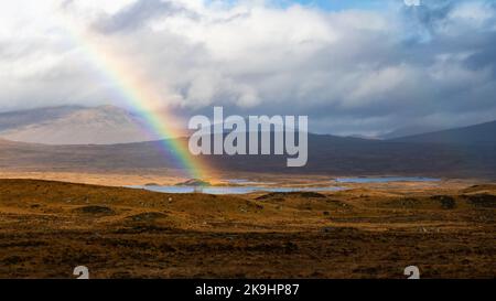 Herbstregenbogen des Rannoch Moor von der A82 Road, Schottland, Großbritannien Stockfoto
