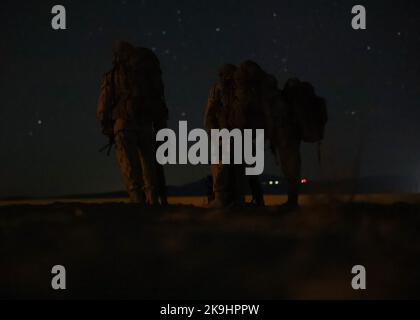 Soldaten der Vereinigten Arabischen Emirate bereiten sich darauf vor, während einer bilateralen Trainingsmission mit US-Marines von der Headquarters Company, 3. Light Armored Reconnaissance Bataillon, 1. Marine Division, im Marine Corps Air Ground Combat Center Twentynine Palms, Kalifornien, 5. Oktober 2022, in leichte gepanzerte Fahrzeuge der LAV-25 zu laden. Die Schulung konzentrierte sich auf die Entwicklung der Intelligenz, Überwachung, Zielakquisition und Aufklärungsfähigkeiten der VAE-Dienstmitglieder. (USA Marine Corps Foto von Lance CPL. Earik Barton) Stockfoto