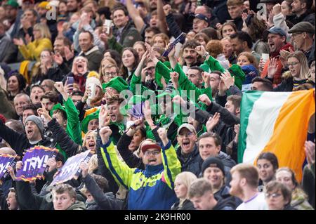 Leeds, Großbritannien. 28.. Oktober 2022 - Rugby League World Cup Neuseeland vs. Irland im Headingley Stadium, Leeds, UK - irische Fans feiern Louis Senior von Irland versuchen. Kredit: Dean Williams/Alamy Live Nachrichten Stockfoto