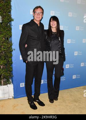 27. Oktober 2022 – Los Angeles, Kalifornien – Dr. Lawrence Piro und Co-President von Republic Records Wendy Goldstein. Die Spirit of Life-Gala der Stadt Hope 2022. Stockfoto
