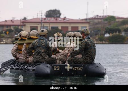 US-Marineinfanteristen mit Charlie Company, 1. Reconnaissance Bataillon, 1. Marine Division und Soldaten der Vereinigten Arabischen Emirate fahren im Rahmen einer bilateralen Trainingsmission im Marine Corps Base Camp Pendleton, Kalifornien, 13. Oktober 2022 in einem Kampfflugzeuge mit Gummirampen. Die Schulung konzentrierte sich auf die Entwicklung der Intelligenz, Überwachung, Zielakquisition und Aufklärungsfähigkeiten der VAE-Dienstmitglieder. (USA Marine Corps Foto von Lance CPL. Earik Barton) Stockfoto