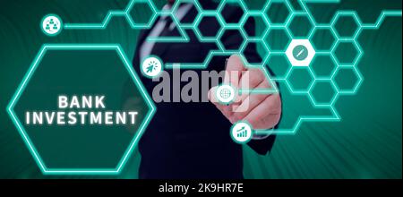 Handschrift Text Bank Investment. Konzept bedeutet, bietet Dienstleistungen wie Fahrradverleih oder Wartung Geschäftsmann mit Einem Stift zeigt auf Digital Stockfoto