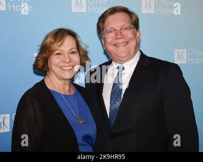 27. Oktober 2022 - Los Angeles, Kalifornien - Robin Gruber und Dr. Stephen Gruber. Die Spirit of Life Gala der Stadt der Hoffnung 2022. (Bild: © Billy Bennight/AdMedia über ZUMA Press Wire) Stockfoto