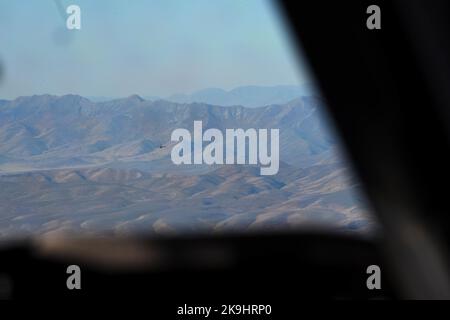 Ein C-17 Globemaster III-Flugzeug vom 62d Airlift Wing fliegt während der Übung Rainier war 22B, 19. Oktober 2022 über Idaho. Rainier war 22B ist eine umfassende Bereitschaftsübung mit einer Priorisierung der Luftstreitkräfte, die die Fähigkeit demonstriert, während eines rigorosen Kriegsszenarios Kampftruppen zu erzeugen, einzusetzen und zu erhalten. (USA Foto der Luftwaffe von Staff Sgt. Zoe Thacker) Stockfoto