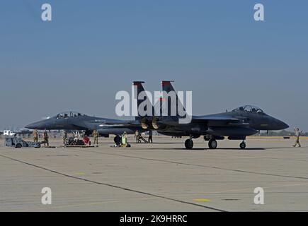 US-Luftwaffe mit der 366.-Munitionsschwadron bereitet sich darauf vor, während der Übung Rainier war 22B im Gowen Field, Boise, Idaho, am 20. Oktober 2022, Munitionswaffen vom 366. Fighter Wing, Mountain Home Air Force Base, Idaho, auf einen F-15E Strike Eagle zu laden. Rainier war ist nicht nur die Priorisierung der Luftstreitkräfte, sondern auch die umfassende Übung, mit der Multi-Capable Airmen am 62d Airlift Wing der Joint Base Lewis-McChord, Washington, trainiert werden. (USA Foto der Luftwaffe von Staff Sgt. Zoe Thacker) Stockfoto