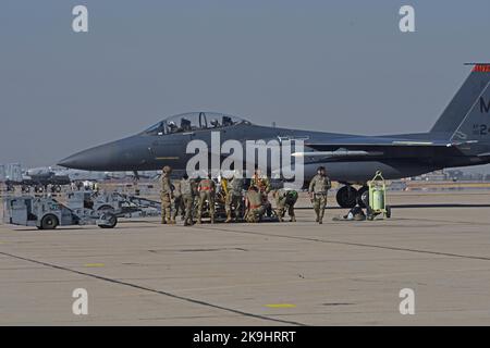 US-Luftwaffe mit der 366.-Munitionsschwadron bereitet sich darauf vor, während der Übung Rainier war 22B im Gowen Field, Boise, Idaho, 20. Oktober 2022, Munitionswaffen auf einen F-15E-Schlagadler aus dem 366.-Kampfflügel zu laden. Übung Rainier war ist eine wichtige Übung für den Luftlift-Flügel 62d auf der Joint Base Lewis-McChord, Washington, einschließlich mehrerer Luftlift-Aktiva und gemeinsamer Partner. (USA Foto der Luftwaffe von Staff Sgt. Zoe Thacker) Stockfoto