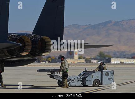 US-Luftwaffe mit der 366.-Munitionsschwadron bereitet sich darauf vor, während der Übung Rainier war 22B auf dem Gowen Field, Boise, Idaho, 20. Oktober 2022, Munitionswaffen aus dem 366. Fighter Wing auf einen F-15E Strike Eagle zu laden. Neben der Präsentation der Priorisierung der Luftstreitkräfte ist Rainier war eine umfassende Übung, die auf die Ausbildung von Multi-Capable Airmen im 62d Airlift Wing der Joint Base Lewis-McChord, Washington, abzielt. (USA Foto der Luftwaffe von Staff Sgt. Zoe Thacker) Stockfoto