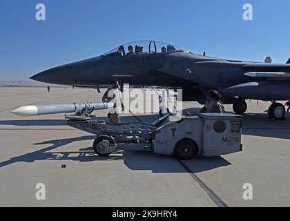 U.S. Airmen mit der 366.-Munitions-Staffel laden während der Übung Rainier war 22B auf dem Gowen Field, Boise, Idaho, 20. Oktober 2022, Munitionsmaterial auf ein F-15E-Jagdflugzeug des Typs Strike Eagle vom 366. Fighter Wing auf der Mountain Home Air Force Base, Idaho. Rainier war 22B ist eine umfassende Bereitschaftsübung mit einer Priorisierung der Luftstreitkräfte, die die Fähigkeit demonstriert, während eines rigorosen Kriegsszenarios Kampftruppen zu erzeugen, einzusetzen und zu erhalten. (USA Foto der Luftwaffe von Staff Sgt. Zoe Thacker) Stockfoto