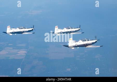 Ein Flug der T-6 Texan II-Fliege von der Laughlin Air Force Base, Texas, zur MacDill Air Force Base, Florida, als Teil von Ambush Florida am 13. Oktober 2022. Hinterhalt Florida ist eine Mission, bei der Piloten des Flying Training Squadron 85. in eine andere Region der USA fliegen und andere Stützpunkte „Hinterhalt“ machen, um Piloten bei Langstreckenflügen zu helfen, Erfahrungen zu sammeln. (USA Luftwaffe Foto von Senior Airman Nicholarsen.) Stockfoto