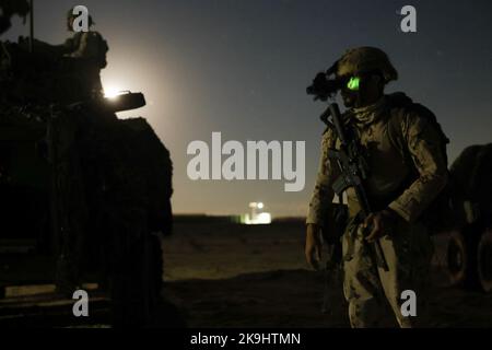 Ein Soldat der Vereinigten Arabischen Emirate bereitet sich auf eine nächtliche Übung mit US-Marineinfanteristen vor, die vom Headquarters Company, 3. Light Armored Reconnaissance Bataillon, 1. Marine Division, im Marine Corps Air Ground Combat Center Twentynine Palms, Kalifornien, am 3. Oktober 2022, in die USA gereist sind. Die Schulung konzentrierte sich auf die Entwicklung der Intelligenz, Überwachung, Zielakquisition und Aufklärungsfähigkeiten der VAE-Dienstmitglieder. (USA Marine Corps Foto von Lance CPL. Earik Barton) Stockfoto