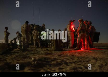 U.S. Marines with Headquarters Company, 3. Light Armored Reconnaissance Bataillon, 1. Marine Division, trainieren mit Soldaten der Vereinigten Arabischen Emirate im Marine Corps Air Ground Combat Center Twentynine Palms, Kalifornien, 3. Oktober 2022. Die Schulung konzentrierte sich auf die Entwicklung der Intelligenz, Überwachung, Zielakquisition und Aufklärungsfähigkeiten der VAE-Dienstmitglieder. (USA Marine Corps Foto von Lance CPL. Earik Barton) Stockfoto