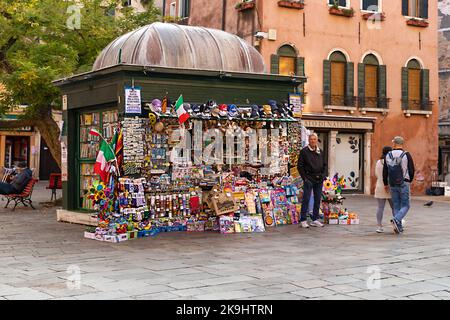 Der Souvenirstand in Venedig Stockfoto