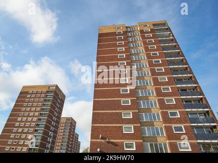 Großer Wohnblock in Tamworth, Großbritannien Stockfoto