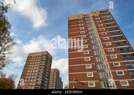 Großer Wohnblock in Tamworth, Großbritannien Stockfoto