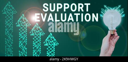 Handschriftentext Unterstützung Evaluierung. Word for hilft bei der Bewertung einer Frau mit grafischer Glühlampe, die Daten und Neues präsentiert Stockfoto