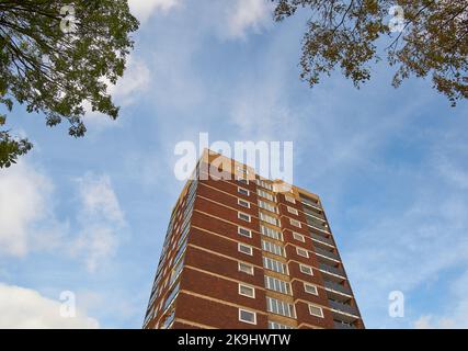 Großer Wohnblock in Tamworth, Großbritannien Stockfoto