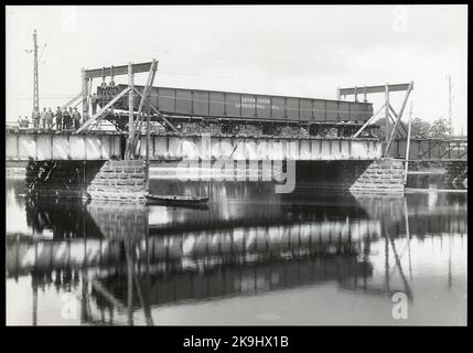 Austausch der Brückenspannweite auf der Eisenbahnbrücke über Klarälvens östlichen Zweig in Karlstad. Staatsbahnen, Güterwagen SJ 16997 geöffnet. Stockfoto